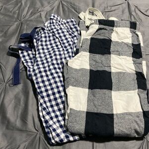 2 pair Old Navy sleep wear pants. Blue & white are xs & black & cream are small